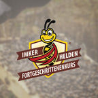 Imkerkurs Fortgeschritten (Online) – Imker zieht Wabe mit Bienen